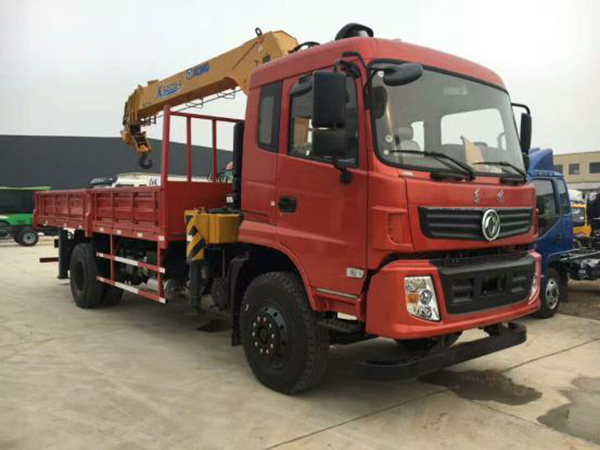 東風廂長6.1米隨車吊