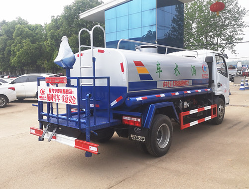 東風(fēng)多利卡D6灑水車(chē) 東風(fēng)多利卡D6灑水車(chē)