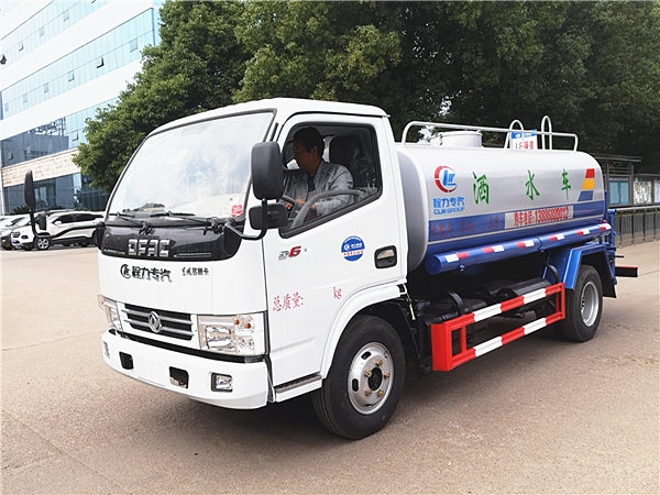 東風多利卡D6灑水車