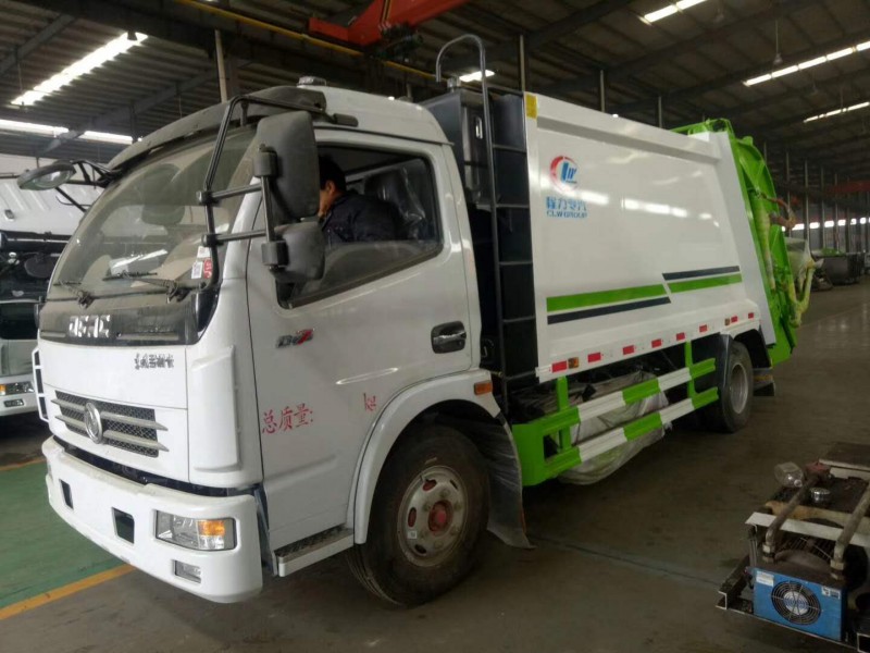 東風(fēng)多利卡側(cè)裝壓縮式垃圾車